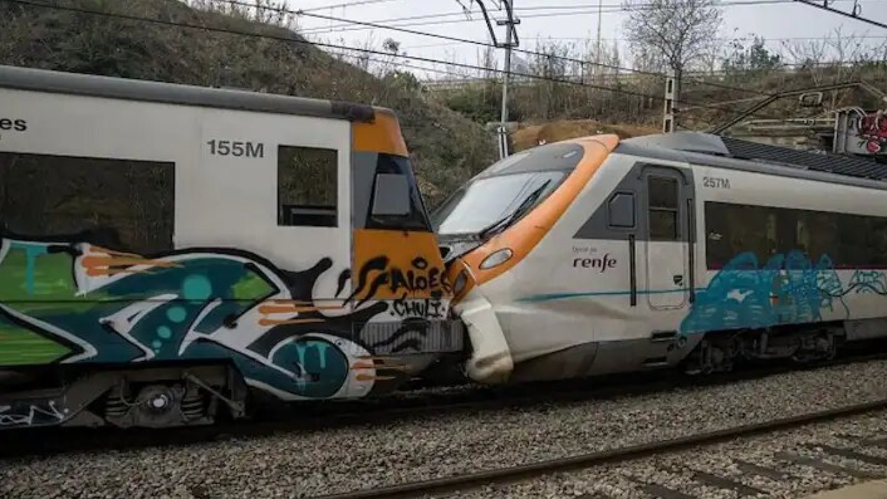Spain train crash: స్పెయిన్‌లో ఘోర ప్రమాదం.. రెండు రైళ్లు ఢీ