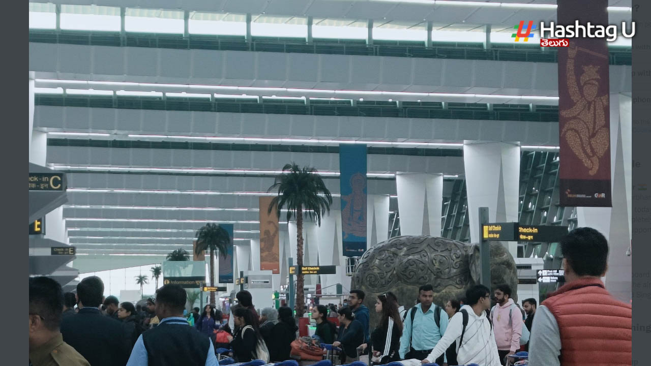 Delhi Airport: ఢిల్లీ విమానాశ్రయంలో ప్రయాణికుడి బీభత్సం.. బ్యాగ్ లో బాంబు ఉందంటూ హల్ చల్..!