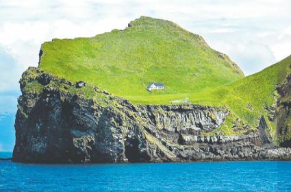 Iceland: ఏకాకి దీవిలో ఒకే ఒక ఇల్లు.. చూడటానికి ఎగబడుతున్న టూరిస్టులు