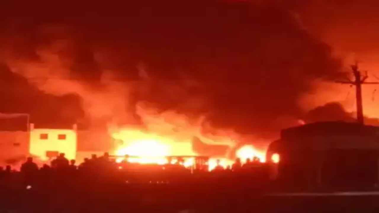 Massive Fire Breaks Out: గుజరాత్‌లో భారీ అగ్నిప్రమాదం.. వీడియో వైరల్..!