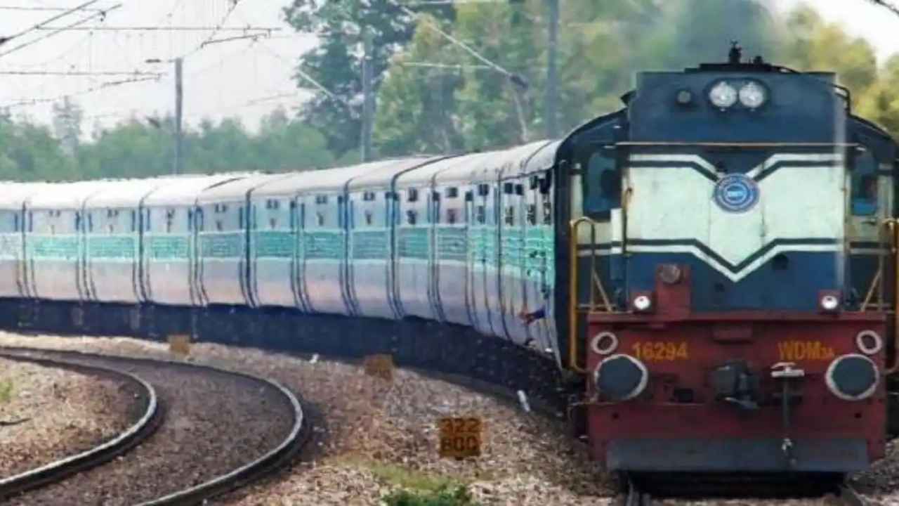Train accident in Nellore: నెల్లూరులో ఘోరం.. రైలు కిందపడి ముగ్గురు మృతి