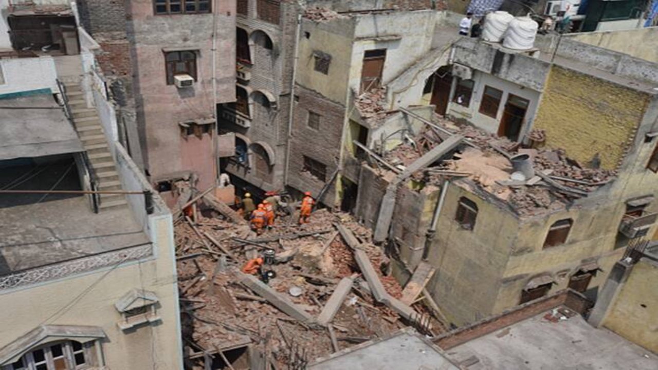 Lucknow Building Collapse: కుప్పకూలిన భవనం.. ముగ్గురు మృతి