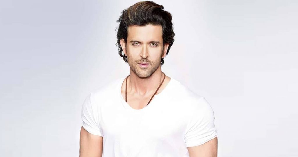 Hrithik Roshan Called Humble Person As Video Of Him Touching His Fans Feet At An Event Breaks The Internet One Netizen Said He Deserves Respect Instead Of Boycott 001