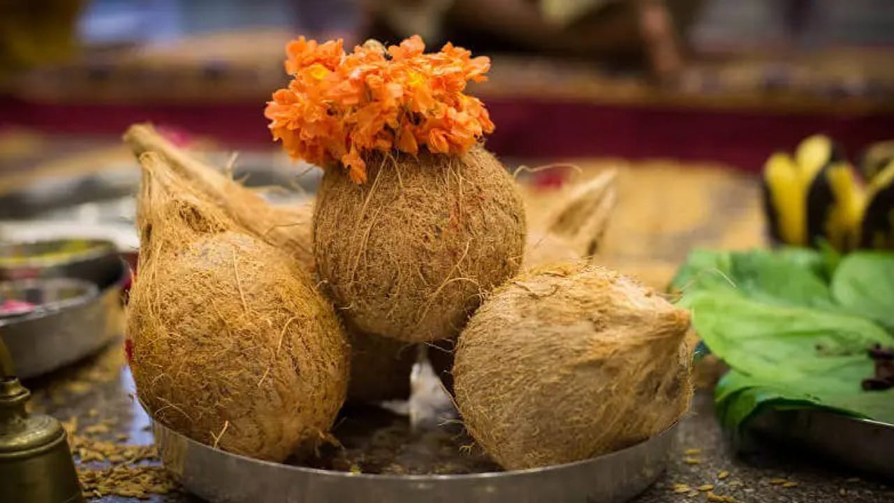 Coconut: ఆడవాళ్లు కొబ్బరికాయ కొట్టకూడదా.. కొడితే ఏం జరుగుతుందో తెలుసా?
