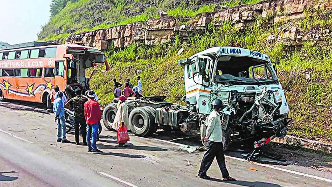 Road Accident: మధ్యప్రదేశ్‌లో రోడ్డు ప్రమాదం.. ఇద్దరు మృతి.. 17 మందికి గాయాలు