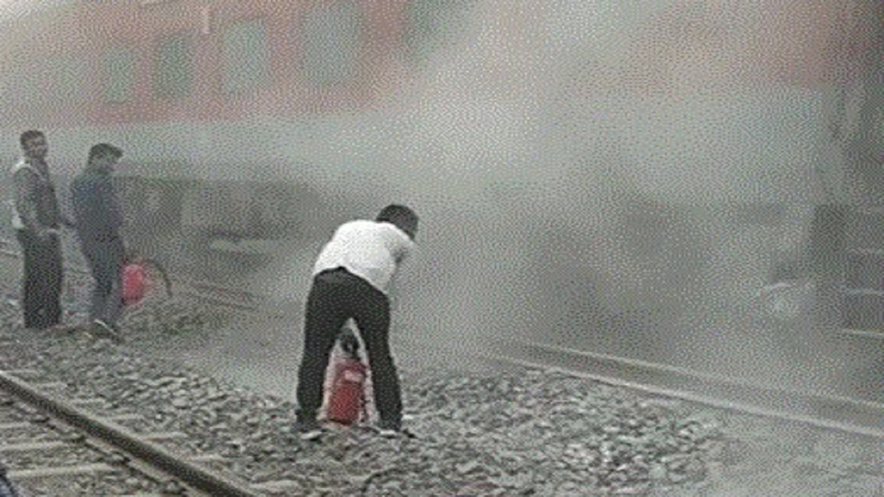 Express Train Caught Fire: అవధ్‌-అసోం ఎక్స్‌ప్రెస్‌ ట్రైన్‌లో మంటలు.. రైలు నుంచి దూకిన ప్రయాణికులు