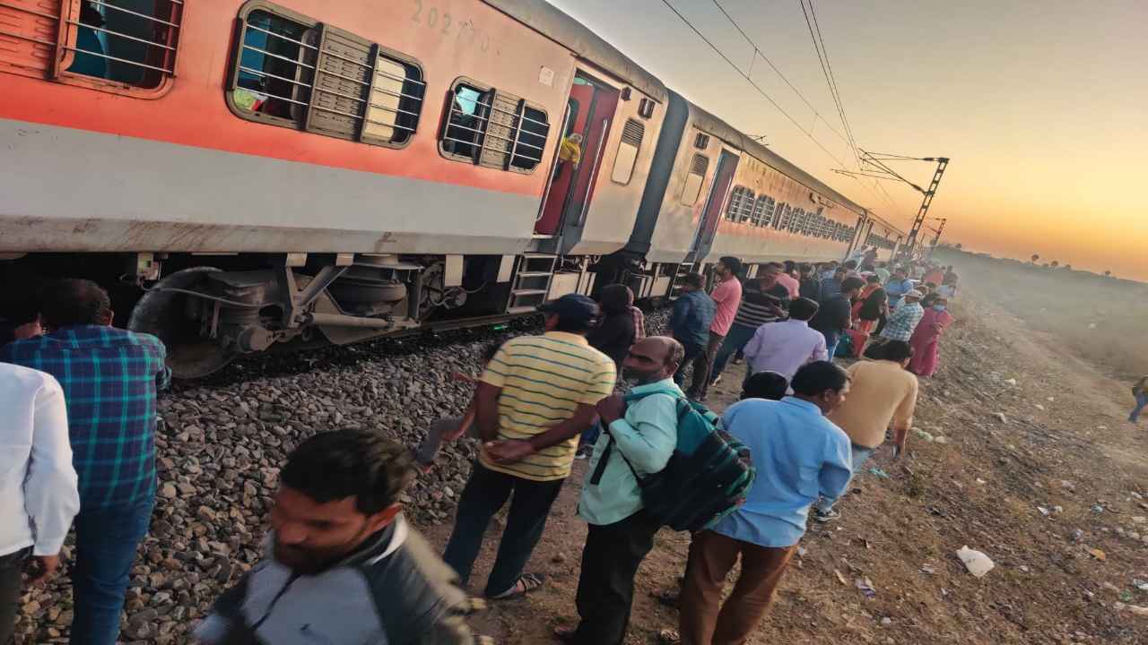 Godavari Express: పట్టాలు తప్పిన గోదావరి ఎక్స్‌ప్రెస్