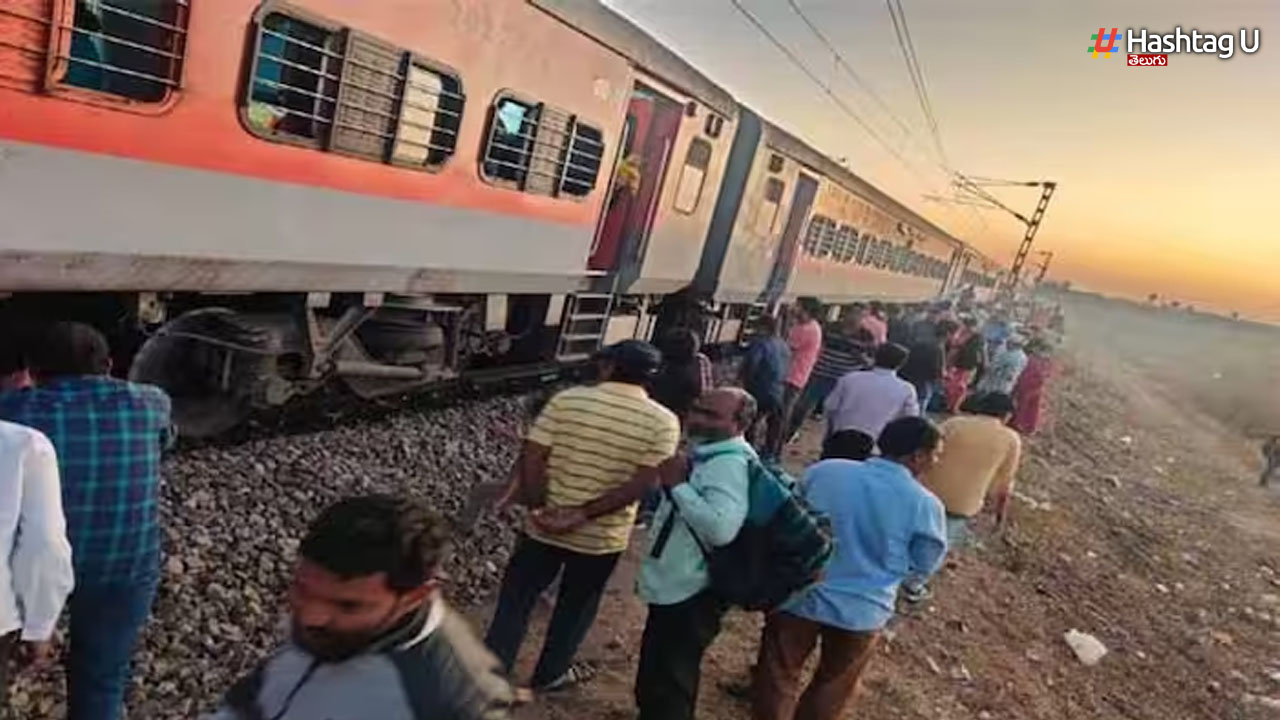 Godavari Express Train: పట్టాలు తప్పిన రైలు.. యుద్ధ ప్రాతిపదికన ట్రాక్‌ మరమ్మతులు!