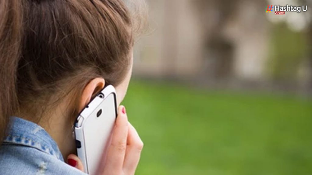 While talking on the phone, the father pushed the girl down with suspicion
