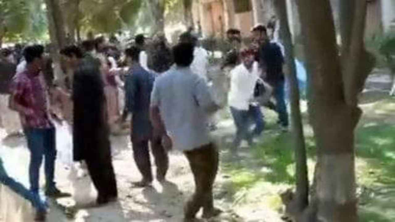 15 Hindu Students injured: పాకిస్థాన్ లో దారుణం.. హోలీ జరుపుకుంటున్న హిందూ విద్యార్థులపై దాడి