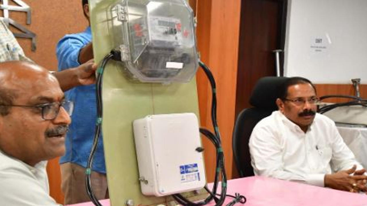Smart Meters : ఏపీలో వ్య‌వ‌సాయ మోట‌ర్ల‌కు స్మార్ట్ మీట‌ర్లు.. 18 ల‌క్ష‌ల మీట‌ర్లు పెట్టాల‌న్న ఇంధ‌న శాఖ కార్య‌ద‌ర్శి
