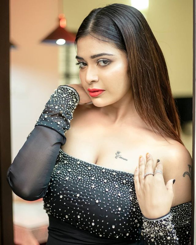 Dharsha Gupta (34) Dharsha Gupta (34)