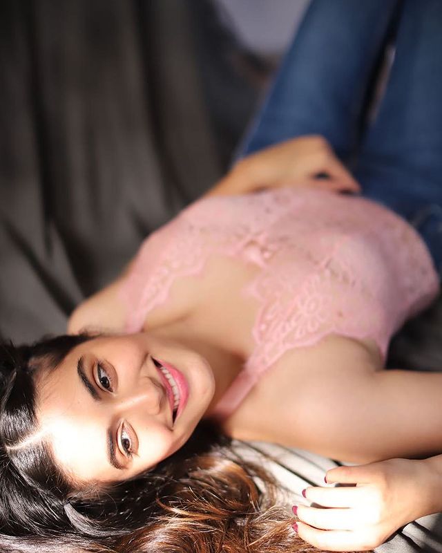 Divyansha Kaushik (42) Divyansha Kaushik (42)