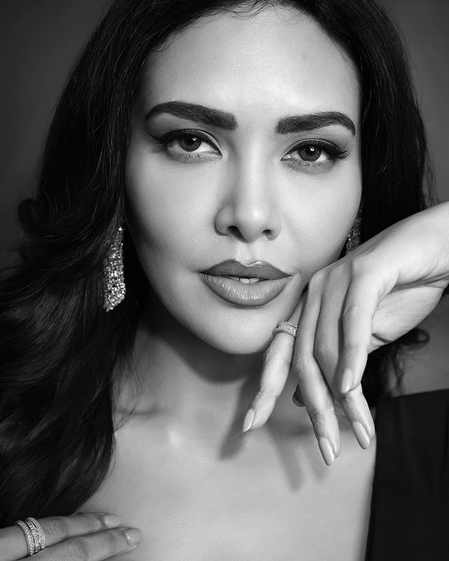 Esha Gupta Monochrome Pic