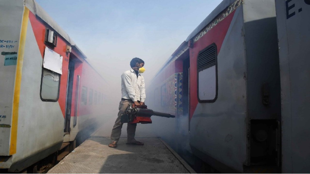 Rajdhani Express: రాజధాని ఎక్స్‌ప్రెస్‌లో పొగలు.. లోకో పైలట్ అప్రమత్తతో తప్పిన ప్రమాదం