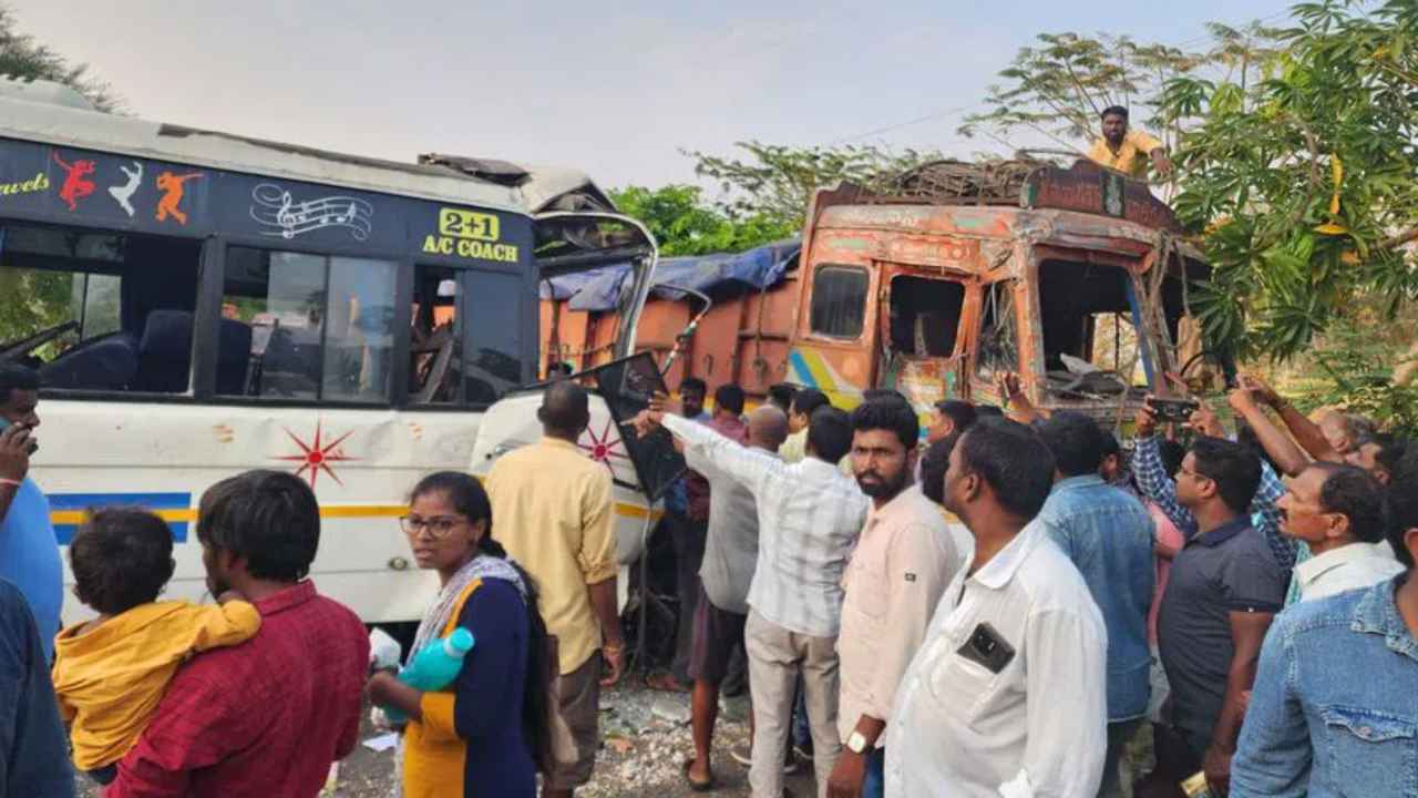 Road Accident: జగిత్యాలలో బస్సును ఢీకొట్టిన లారీ.. ఒకే కుటుంబానికి చెందిన 25 మందికి గాయాలు