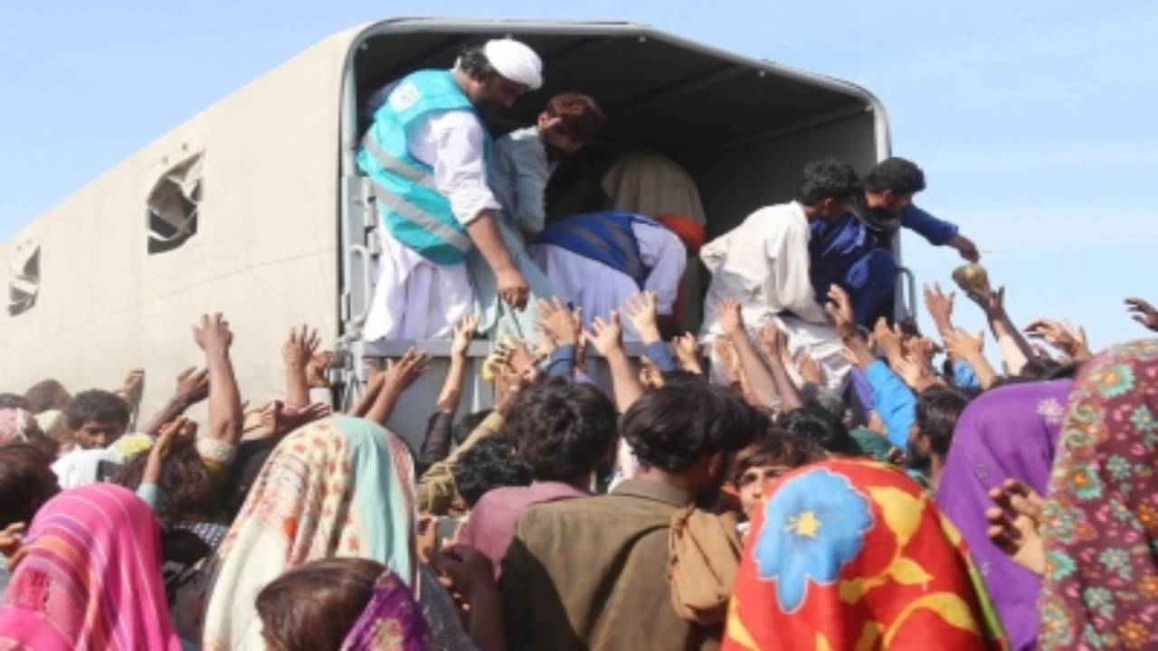 Pakistan Stampede: పాక్‌లో ఉచిత గోధుమపిండి పథకం.. తొక్కిసలాటలో 11 మంది మృత్యువాత
