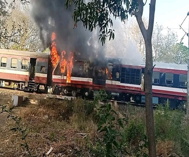 Train Fire Incident: డీఎంయూ రైలులో భారీ అగ్నిప్రమాదం