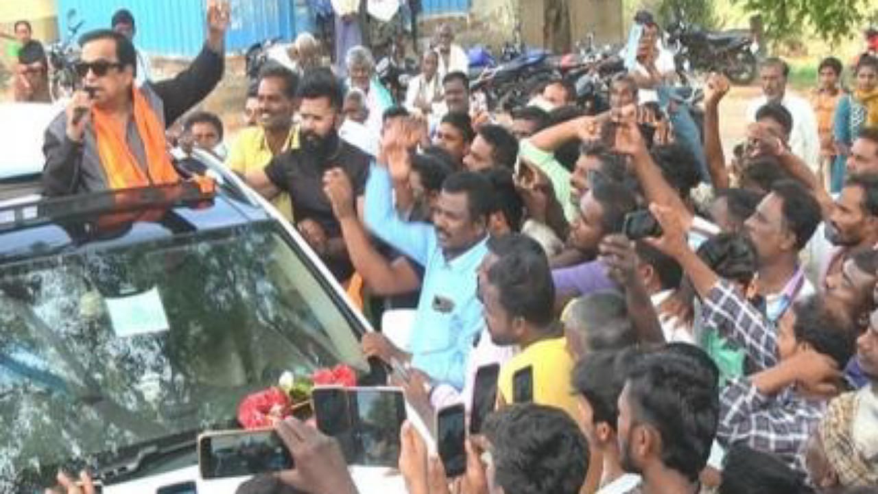 Karnataka Elections: కర్ణాటకలో ఆ పార్టీ తరపున ప్రచారం చేస్తున్న బ్రహ్మానందం.. ఫొటోస్ వైరల్?