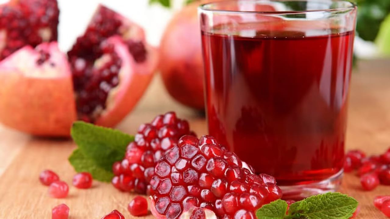 Pomegranate Juice Benefits: దానిమ్మ ర‌సం తాగితే బోలెడు ఆరోగ్య ప్ర‌యోజ‌నాలు.. అనేక ర‌కాల క్యాన్స‌ర్ల నుండి ర‌క్ష‌ణ కూడా..!