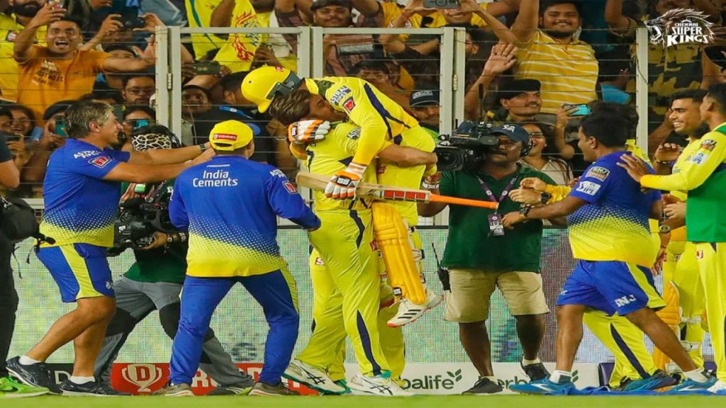 MS Dhoni Lifts Jadeja