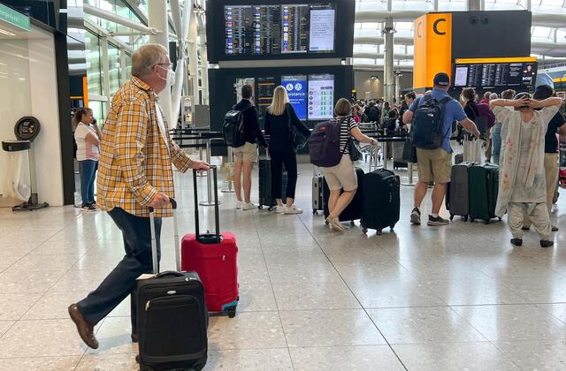 Begging At Airport: ఎయిర్‌పోర్ట్‌లో భిక్షాటన చేసిన యువకుడు.. టికెట్ కొనుగోలు చేసి మరీ ఆ పని?