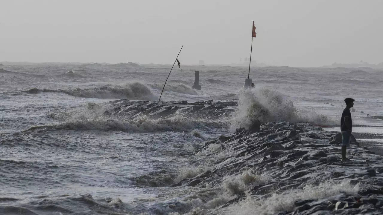 Cyclone Biparjoy: బిపార్జోయ్ తుఫాను ఎఫెక్ట్.. లక్ష మందికి పైగా ప్రజలు సురక్షిత ప్రాంతాలకు తరలింపు.. 940 గ్రామాల్లో నిలిచిపోయిన విద్యుత్‌ సరఫరా