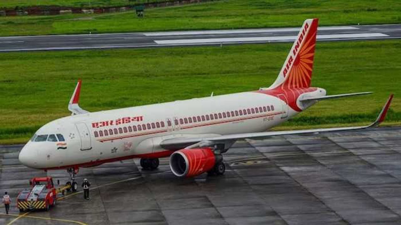Air India Flight: ఢిల్లీకి వెళ్లాల్సిన ఫ్లైట్ ఆలస్యం.. అసహనం వ్యక్తం చేస్తున్న ప్రయాణికులు?