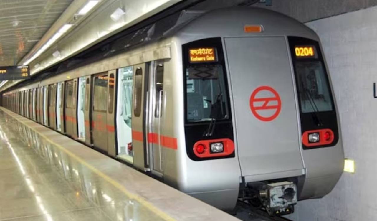 Delhi Metro: మెట్రోలో రెండు మ‌ద్యం బాటిళ్లు తీసుకెళ్లొచ్చు.. కానీ, ష‌ర‌తులు వ‌ర్తిస్తాయి.. అవేమిటంటే?