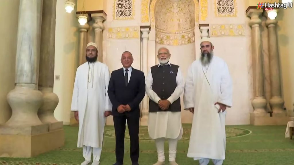 Modi Visits Mosque