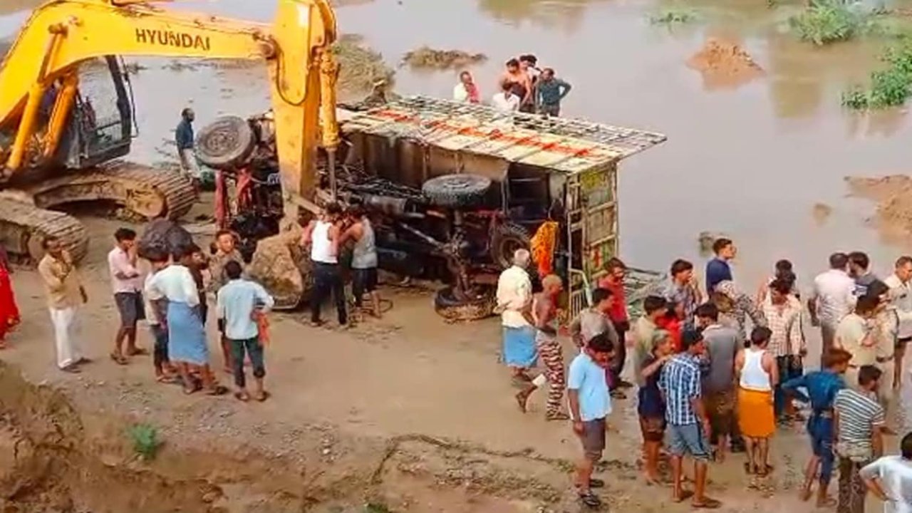 Truck Falls Into River: మధ్యప్రదేశ్‌లో ఘోర ప్రమాదం.. నదిలో బోల్తా పడిన పెళ్లి ట్రక్కు, ఒకే కుటుంబానికి చెందిన 12 మంది మృతి