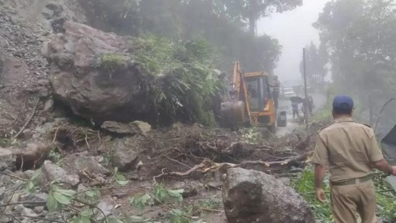 Sikkim Floods: సిక్కింలో కుండపోత వర్షాలు.. వరదల కారణంగా కొట్టుకుపోయిన వంతెన