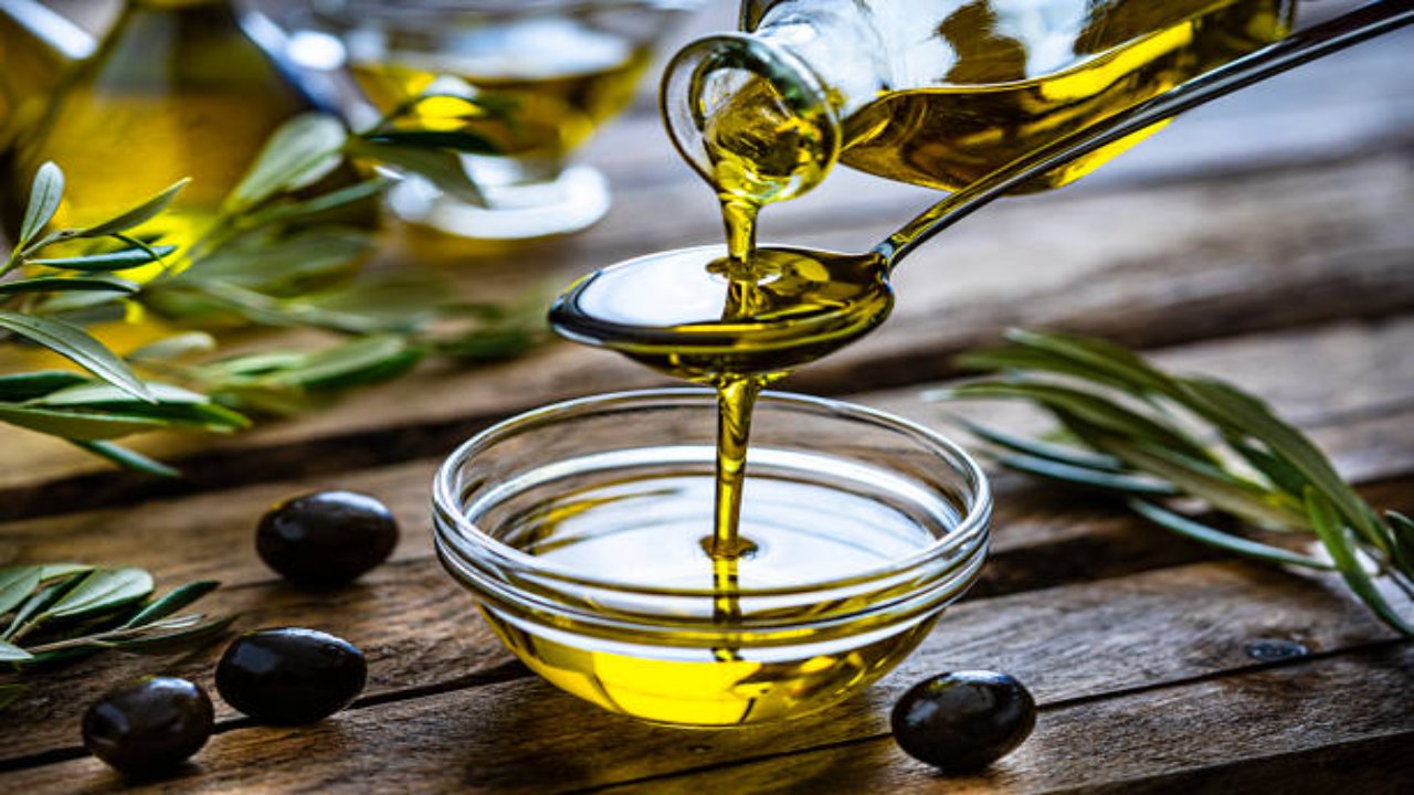 Olive Oil: వేసవిలో ఆలివ్ ఆయిల్ వల్ల కలిగే నష్టాలు ఇవే.. అతిగా వాడితే ప్రమాదమే..!