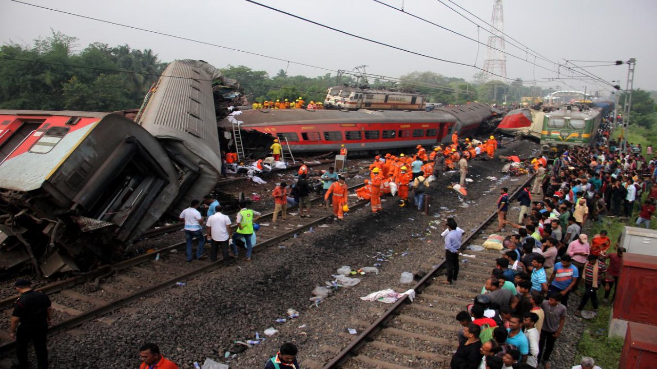 Indian Railways: ప్రతి ఏడాది పట్టాలు తప్పుతున్న 282 రైళ్లు.. కాగ్ నివేదికలో కీలక విషయాలు..!