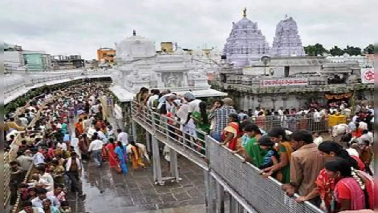 Vemulawada: వేములవాడ రాజన్న ఆలయంలో విషాదం.. గుండెపోటుతో భక్తురాలి మృతి