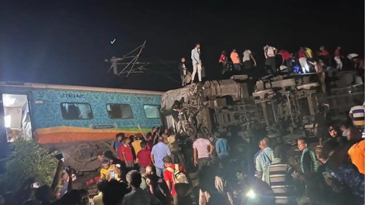 Train Accident: కొనసాగుతున్న రెస్క్యూ ఆపరేషన్.. ఘోర రైలు ప్రమాదానికి కారణమిదేనా..?
