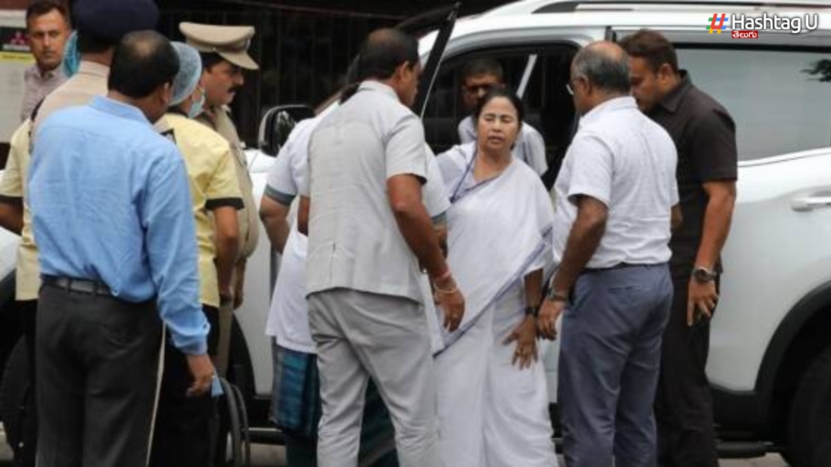 Mamata Banerjee Injured: సీఎం మ‌మ‌తా హెలికాప్ట‌ర్ అత్య‌వ‌స‌ర ల్యాండింగ్ .. మోకాలికి గాయం