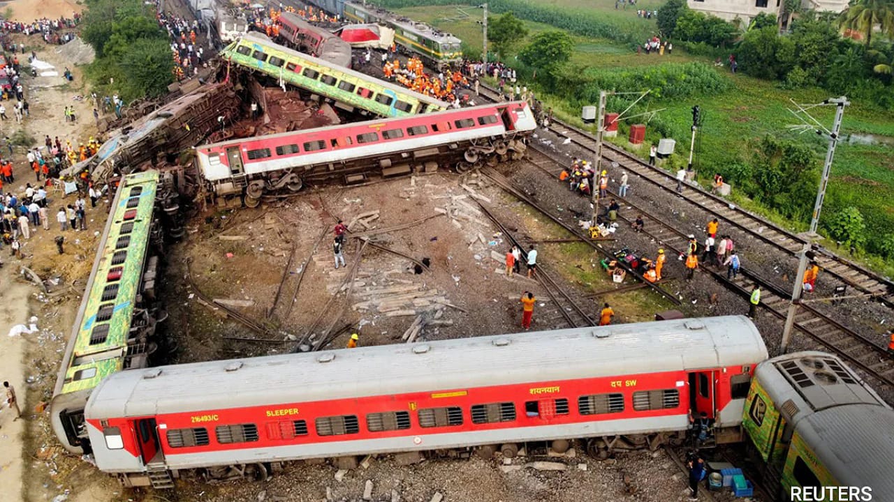 Balasore Train Accident: బాలాసోర్ రైలు ప్రమాదంలో 3 రైళ్లు ధ్వంసం.. ఆ రైళ్ల నిర్మాణానికి ఎంత డబ్బు ఖర్చవుతుందో తెలుసా..?
