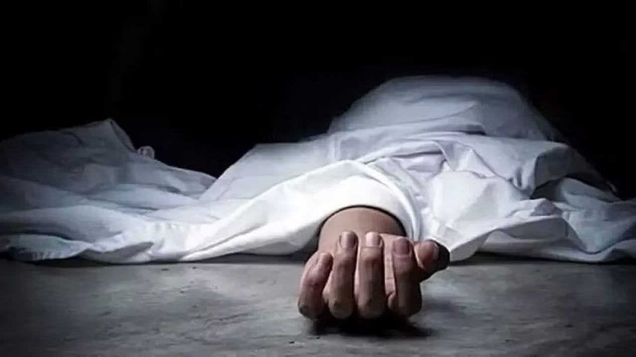 1 killed : పాయ‌క‌రావుపేట‌లో విషాదం.. పాఠశాల గోడ కూలి 8 ఏళ్ల బాలుడు మృతి