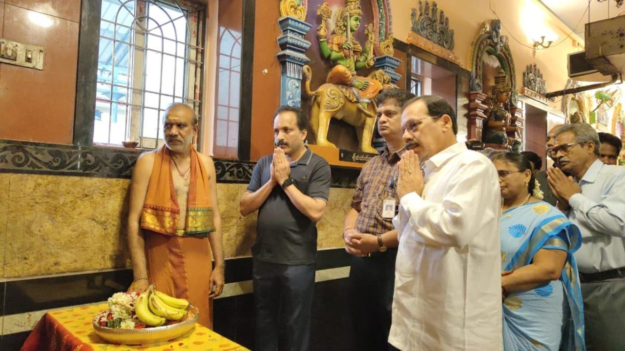 ISRO Chief: చంద్రయాన్-3 కౌంట్ డౌన్.. చెంగాళమ్మ పరమేశ్వరి ఆలయంలో ప్రార్థనలు చేసిన ఇస్రో చైర్మన్