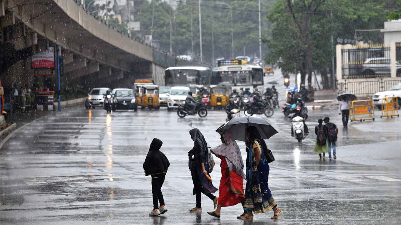 Heavy Rainfall : దేవుడా..హైదరాబాద్ లో దంచికొడుతున్న వాన..