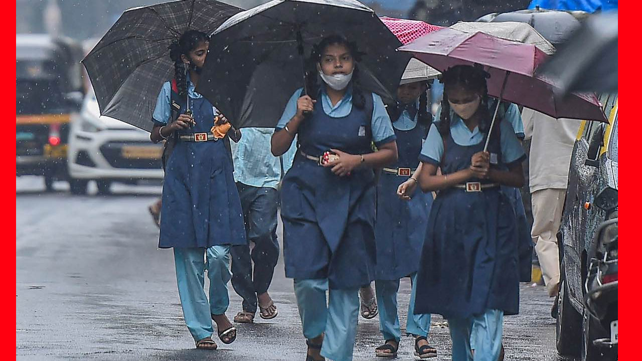 Rains : తెలంగాణ లో రేపు కూడా విద్యాసంస్థలకు సెలవా..?