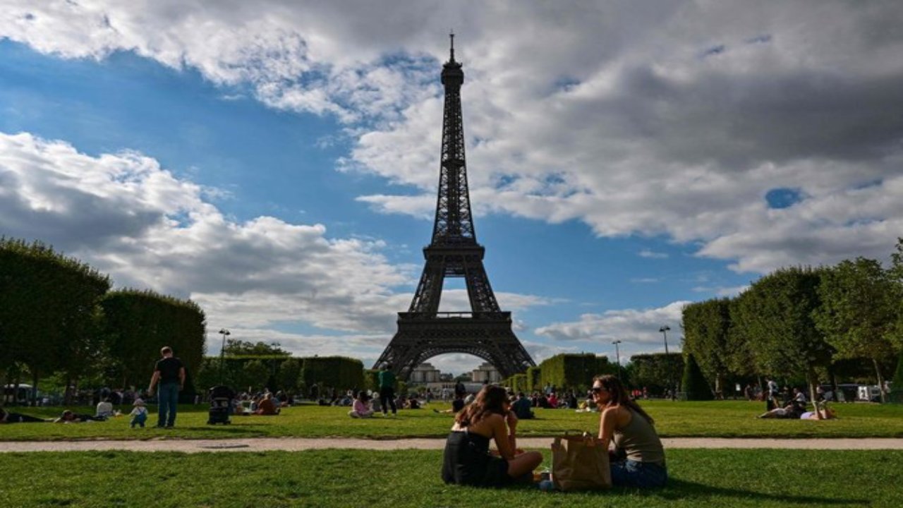 Eiffel Tower: టెన్షన్.. టెన్షన్.. ఈఫిల్ టవర్‌కు బాంబు బెదిరింపు