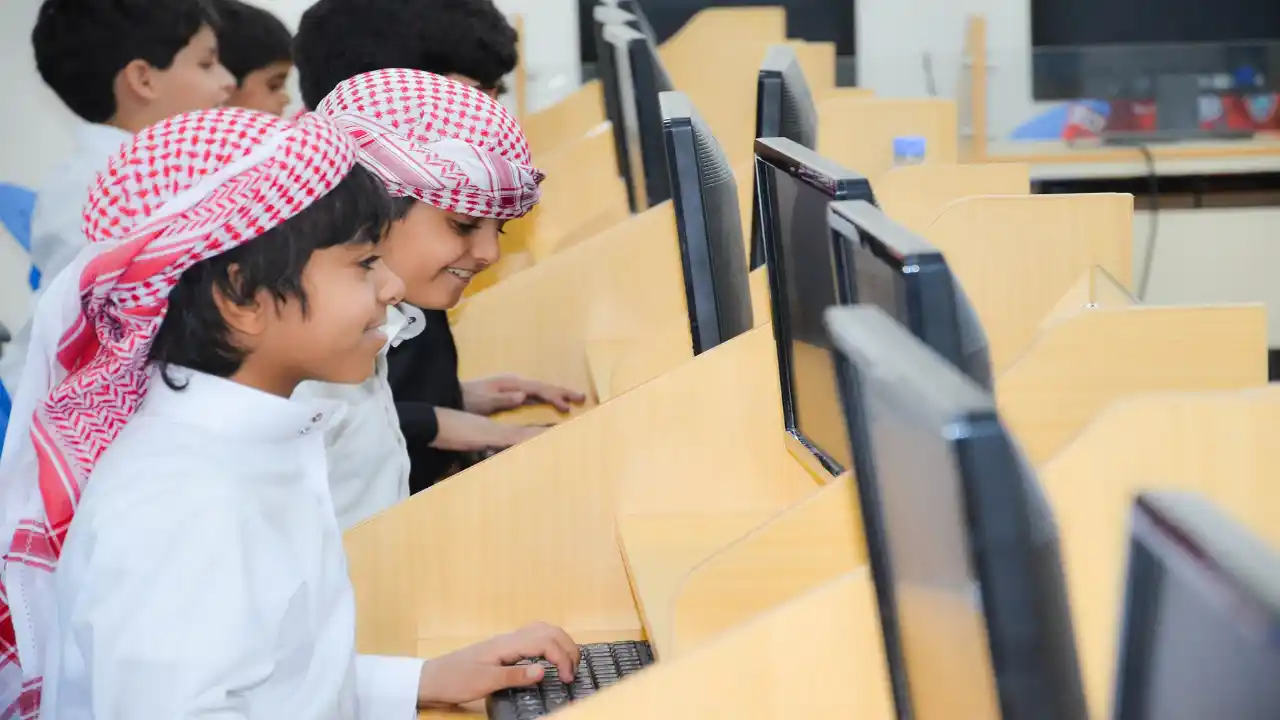 Saudi Arabia Students: సౌదీ అరేబియాలో పిల్లలు బడికి వెళ్లకుంటే.. తల్లిదండ్రులు జైలుకే..!