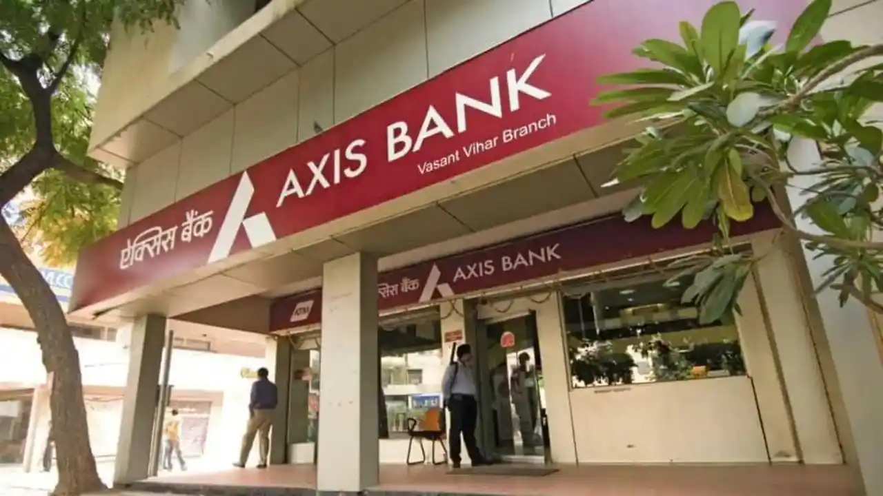 Axis Bank: రుణ వడ్డీ రేటును పెంచిన యాక్సిస్ బ్యాంక్.. భారం కానున్న ఈఎంఐలు..!