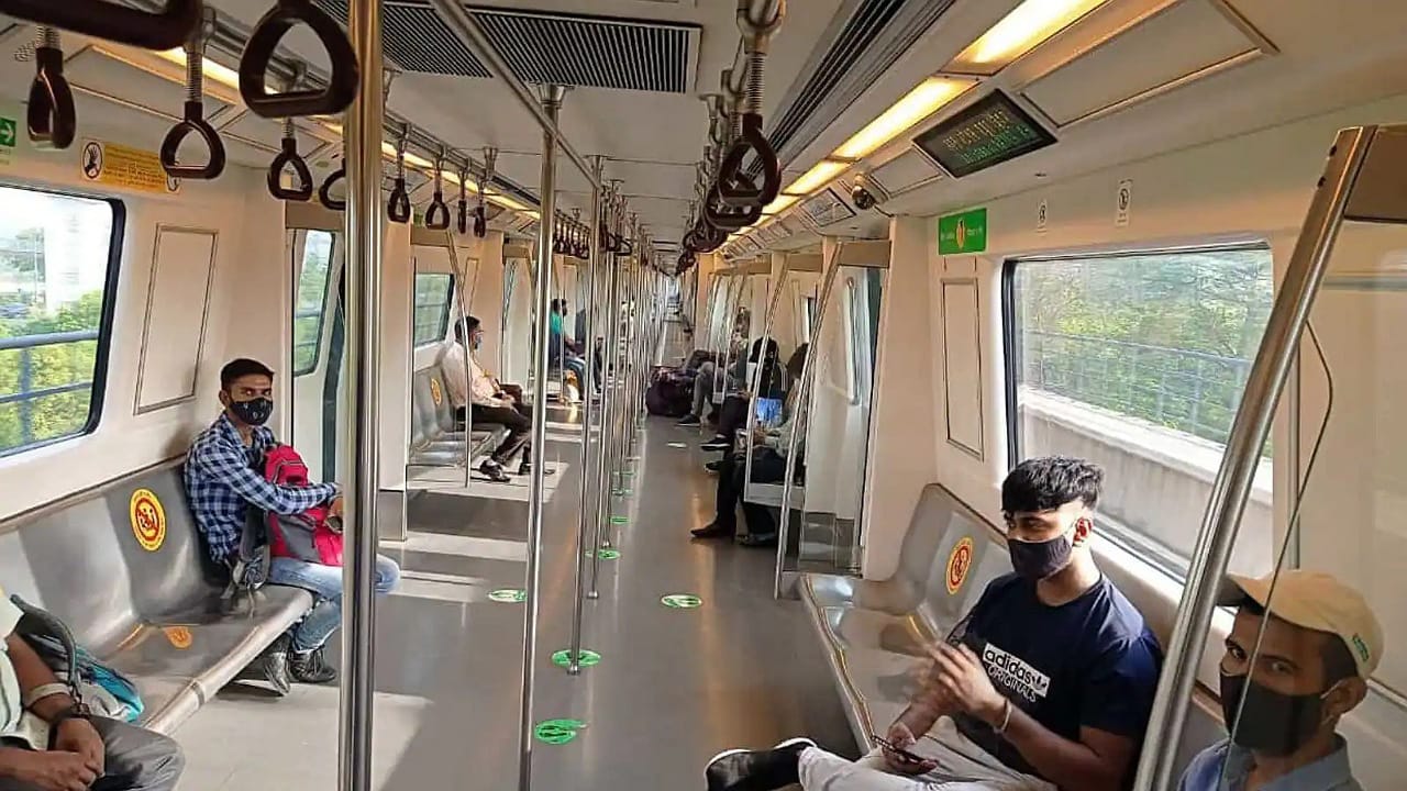 Delhi Metro: ఢిల్లీ మెట్రోలో జుగుప్సాకరమైన సంఘటన.. తల్లి చూస్తుండగానే అలా?