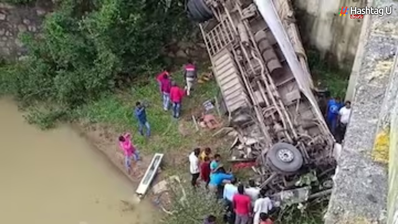 Bus Accident: జార్ఖండ్‌లో వంతెనపై నుండి నదిలో పడిన బస్సు.. ముగ్గురు మృతి
