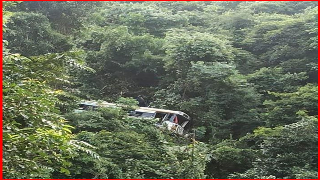 RTC Bus Fell : పాడేరు ఘాట్ రోడ్డు వద్ద లోయలో పడ్డ ఆర్టీసీ బస్సు.. నలుగురు మృతి
