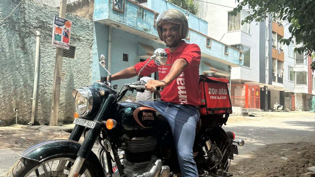 Zomoto CEO Deepinder Goyal deliver food on Friendship day special
