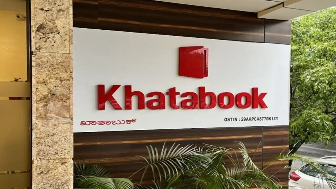 Khatabook: ధోనీ పెట్టుబడి పెట్టిన కంపెనీలో లే ఆఫ్స్..!